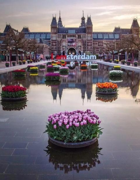 Столица Королевства Нидерландов и самый густонаселенный город Амстердам считается одним из самых популярных туристических центров Европы. Ежегодно в этот город с населением менее 900 000 человек приезжает более 4 миллионов гостей из